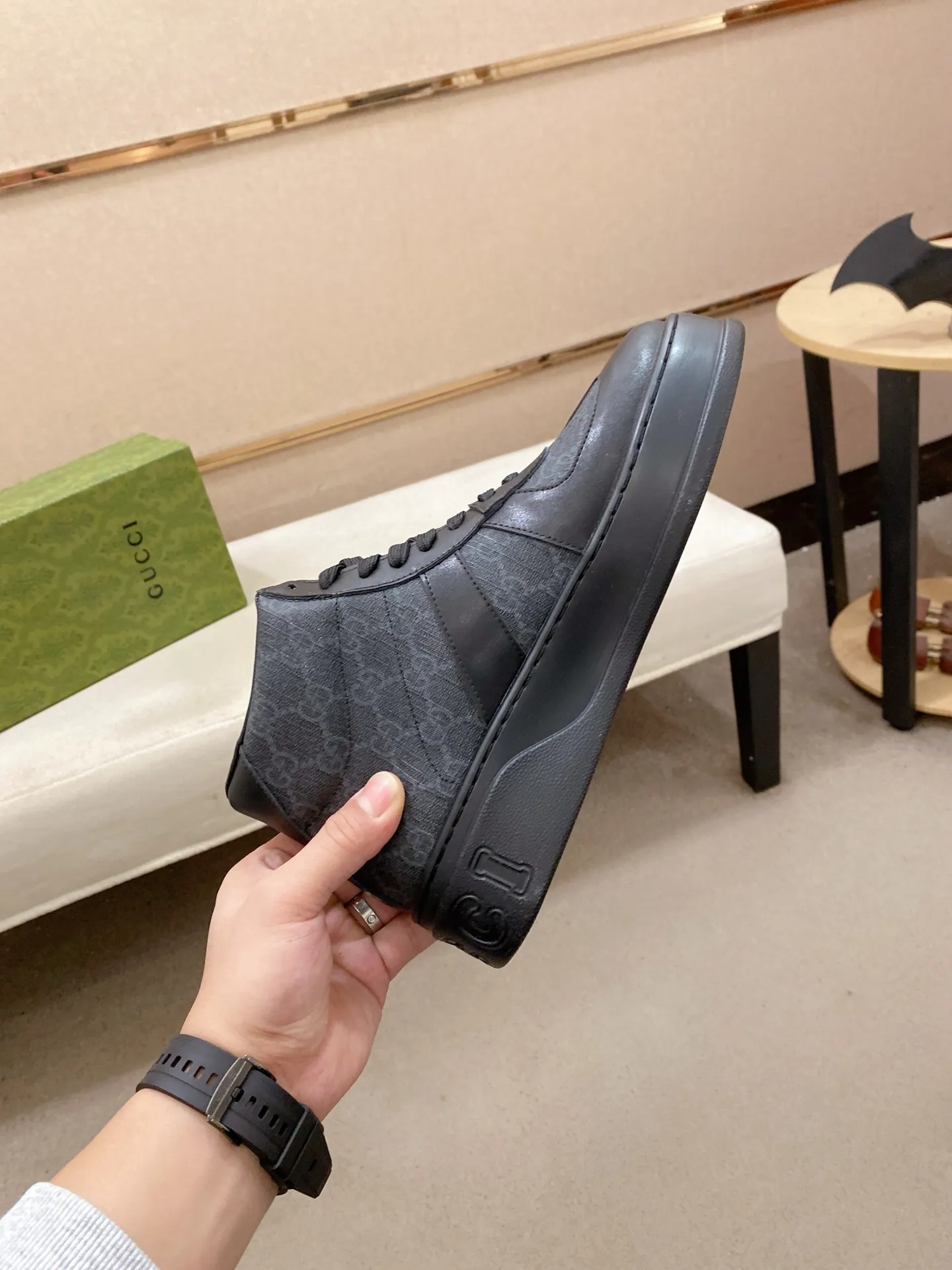 Factory price: 442💰 (GUCCI) The latest model from the official website🎁🎁Casual and fashionable men's shoes👟, hot style💥The style is simple and elegant, exclusive for trendy men. Unique official website's latest brand elements👑original Gucci decoration, fashionable and generous, the fabric is original cowhide ✅sheepskin lining, the official website specifies wear-resistant casual outsole, the classic model is taken in kind at the counter🎬38-44 (can be customized for 45 non-refundable)